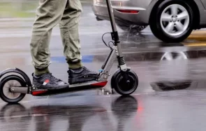 млад шофьор помете мъж електрическа тротинетка