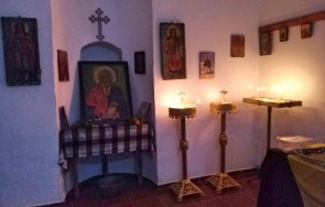 стотици вярващи къпят чудотворна вода параклис айтос свети илия прави чудеса