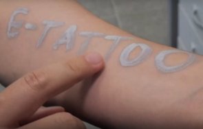 създадоха електронно мастило татуировки видео