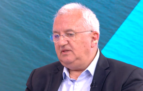 калина андролова беше видимо просто око кирил петков тежък политически кич евтин бушон самокомпенсира финансово актьорската дейност