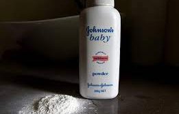 джонсън джонсън изтегля бебешката пудра талк пазара целия свят