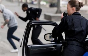 екшън морето пияна полицайка вилнее къмпинг псува колегите