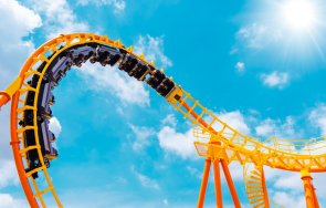 увеселително влакче турция излезе релсите един загина трима ранени