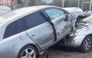 зрелищна каскада автомобил 100 помете микробус ограда заби друга кола