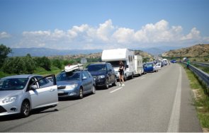 нерви чакане огромни опашки автомобили гкпп кулата промахон заради авария