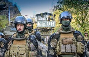 спецчастите косово заедно американци германци британци кфор тренират разпръскване демонстрации използване шокови бомби