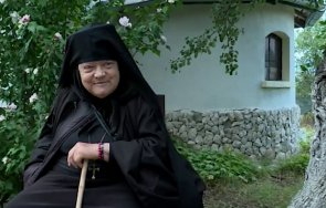 ръба оцеляването монахиня сама издържа манастир пенсията