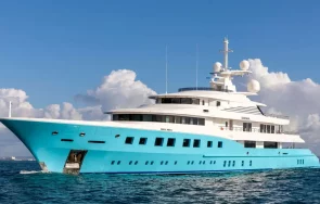 продават суперлуксозна яхта олигарх