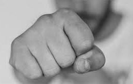 годишен пикльо напи безпаметно скочи бие майка баща озаптиха ченгета