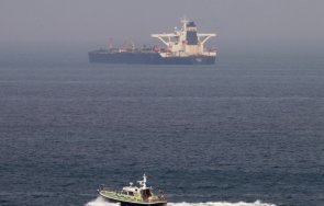 петролен танкер търговски кораб сблъскаха гибралтар