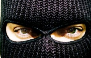 бабаит нахлу къщата самотна жена опита запали