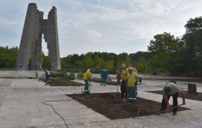 400 рози красят пантеона разград