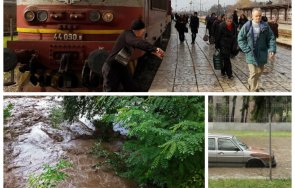 кошмар балкана заради пороя евакуират хора спряха влаковете линията софия бургас обявено частично бедствено положение снимки