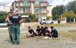 гранични полицаи натъкнаха нелегални бежанци хапващи диня дебелт
