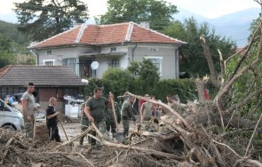 армията прати 100 военни помощ наводнените села