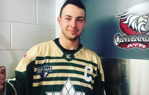 трагедия годишен почина време хокеен мач