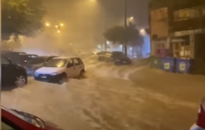 потоп комшиите солун потъна вода коли кофи плуват улиците видео