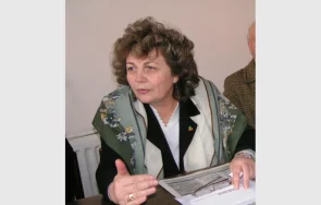 стотици изпратиха убитата екатерина каферинова комшии убиеца честен човек разказваше дал половин милион заем знае върне