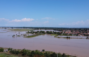 хеликоптер кръжи трилистник продължава евакуацията хората