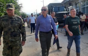 храна вода държавния резрев пристигат наводнените селища