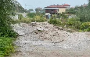невиждан потоп село каравелово съсипано чакат хеликоптер бедстващи наводнението