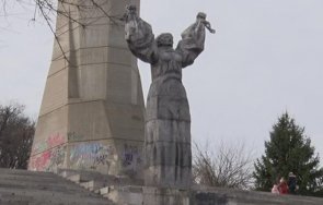 чистят графити монумента майка българия плевен