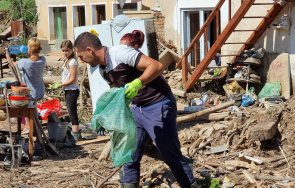 горещо пик грозната лъжа киро цяла сутрин помагал пострадалите наводненията каравелово снимки видео