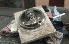 деца лъжат изхвърления боклука барелеф христо смирненски