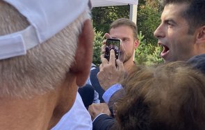 супер екшън южния парк киро размахва телефон пик журналисти граждани снимки