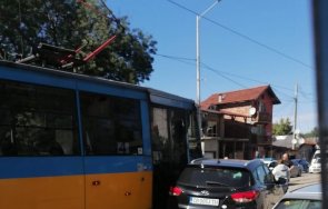 млада жена пострада катастрофа кола трамвай софия