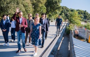 кризисен пиар кирил петков поведе линда панайрджийска мечка страната напудриха снимки семейната идилия кръв капе сърцето бягството лена