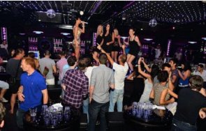 куриоз известна поп фолк певица падна сцената