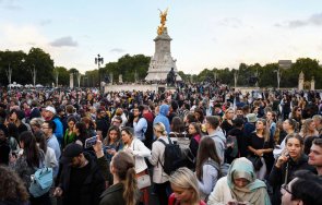 две жени станали жертви сексуални посегателства докато чакали отдадат почит кралица елизабет