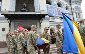 стотици изпратиха водещ балетист загинал бранейки украйна снимки