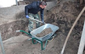 военнослужещи продължават разчистват наводнението карловско