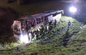 автобус пътници хлъзна наклон австрия ранени снимки