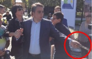 бареков кокорчо сборил женски репортерката пик откраднал телефона крадецът крадец