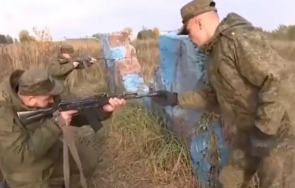 руски военни инструктори поставят мишени докато обучават армията видео