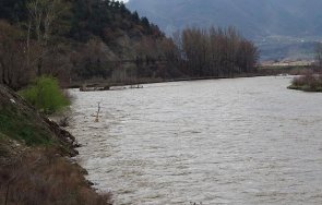 почистват коритото река струма батановци