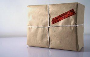 задържаха двама изпращали пакети наркотици куриерска фирма