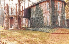 мистерия секс партита сатанизъм брутални убийства прокълнат замък видео