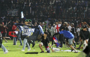 трагедия стотици жертви ранени безредици футболен мач индонезия