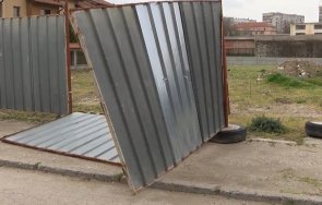 силен вятър събори строителни огради софия