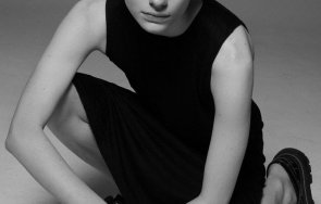 бойка матова дефилира валентино париж снимки