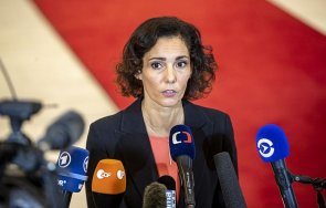 белгийска министърка отряза кичур косата знак подкрепа жените иран