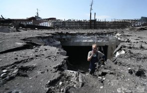 украйна бомбардира донецк градове днр сгради изравнени земята