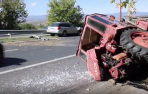 гума трактор откъсна движение удари кола