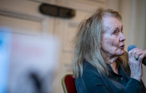 френската нобелистка ани арно подписа писмо протест макрон