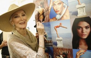 модел години съблече снимка