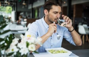 грешка пие вода време хранене